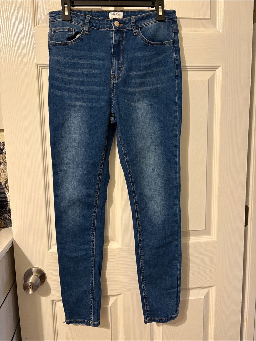 white birch Women's Skinny Jeans in Medium Blue Wash